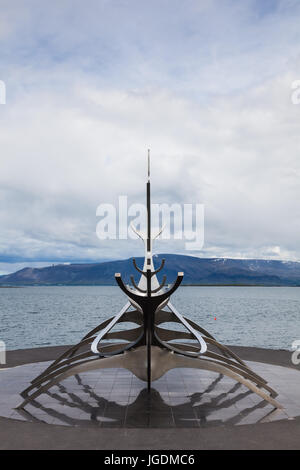 Vue de l'axe du soleil voyager sur le front de mer de Reykjavik Banque D'Images