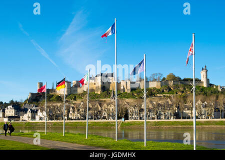 Drapeaux des pays de l'UE voler à Chinon avec son château sur la colline au-dessus dans l'après-midi de printemps soleil sur les rives de la Vienne, Indre-et-Loire, France Banque D'Images