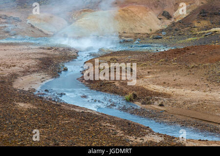 Seltun, montrant le champ géothermique de fumerolles volcaniques, de boue et les sources chaudes, Reykjanes Peninsula, Iceland Banque D'Images