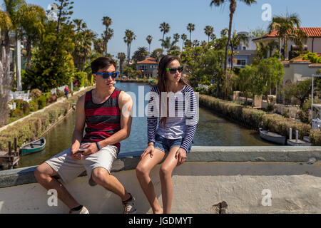 Les gens, touristes, visiteurs, visites, canal, canaux de Venise, Venise Canal Historic District, Venice, Los Angeles, California, United States Banque D'Images