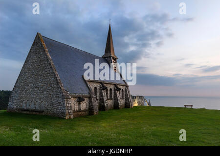 Notre Dame de la Garde au coucher du soleil à Etretat, Normandie, France. Banque D'Images