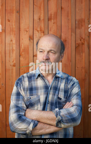 Portrait of middle aged man outdoors Banque D'Images