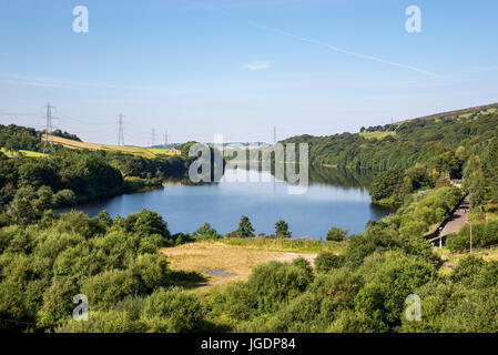 Belle vue sur Valehouse réservoir dans la vallée de Longdendale, Derbyshire, Angleterre. Banque D'Images