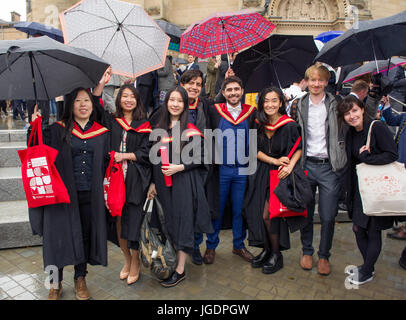 Les étudiants de l'Université d'Édimbourg à l'abri de la pluie après une cérémonie de remise des diplômes dans le hall, McEwan Édimbourg. Banque D'Images