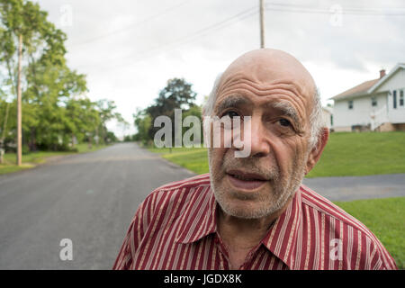 L'homme à country road Banque D'Images