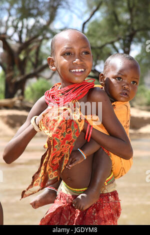 Filles Samburu avec enfant, Samburu-Maedchen mit Genre Banque D'Images