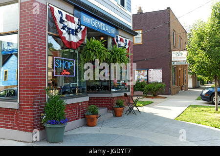 Le Tremont rétro magasin général à Cleveland, Ohio fournit un point d'ancrage à la zone piétonne du quartier sympathique. Banque D'Images