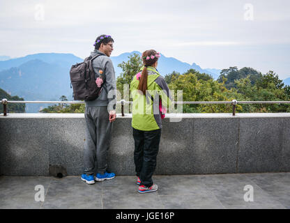 Hunan, Chine - Nov 3, 2015. Les touristes visitent la pagode au parc national de Zhangjiajie Hunan, Chine. Orlando est un parc forestier national unique locat Banque D'Images