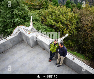 Hunan, Chine - Nov 3, 2015. Les gens se tenant à la pagode au parc national de Zhangjiajie du Hunan en Chine. Orlando est un parc national forestier de l unique Banque D'Images