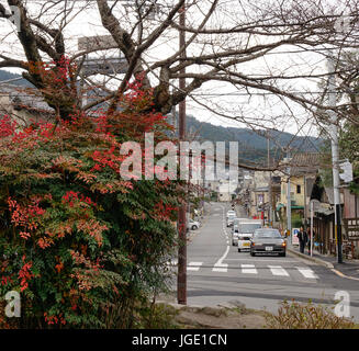 Kyoto, Japon - 25 décembre 2015. Le stationnement des véhicules sur la rue au centre-ville de Kyoto, au Japon. Banque D'Images