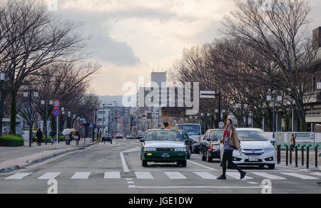 Kyoto, Japon - 25 décembre 2015. Voitures de course sur la rue avec de nombreux arbres secs en hiver au centre-ville de Kyoto, au Japon. Banque D'Images