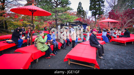 Kyoto, Japon - Nov 28, 2016. Les gens assis à boire le thé et Eikando Zenrin-ji temple à Kyoto, au Japon. Banque D'Images