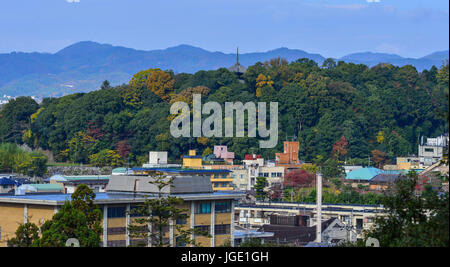 Scène de montagne avec beaucoup de capacités à l'automne à Kyoto, au Japon. Vue du haut de la colline. Banque D'Images