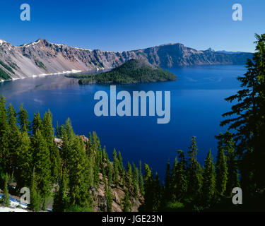 USA, Ohio, Crater Lake National Park, l'île de l'Assistant et le lac du cratère avec un bois de pruche subalpine sur la rive sud en descendant vers le lac. Banque D'Images