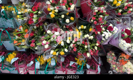 Bouquets de roses et de fleurs de nombreux large coloré tourné gratuitement Banque D'Images