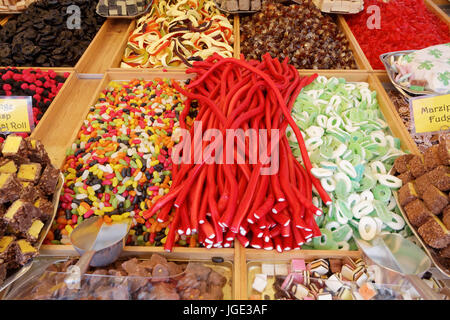 Sélection de couleurs de bonbons ou de blocage du marché coloré bonbons choix d'enfants suivent et mélanger affaires sucreries pik n mix glasgow Marché de Noël Banque D'Images