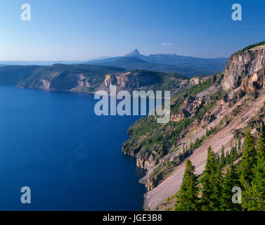 USA, Ohio, Crater Lake National Park, véritable panorama de l'est de la jante Le Lac du Cratère nord au Mont Thielsen lointain - un volcan bouclier. Banque D'Images