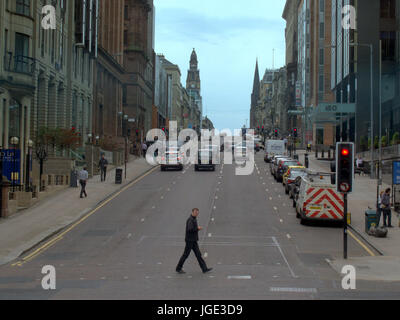 Mâle homme passage pour piétons aux feux de circulation routière St Vincent Street Glasgow à l'ouest de l'établissement Banque D'Images