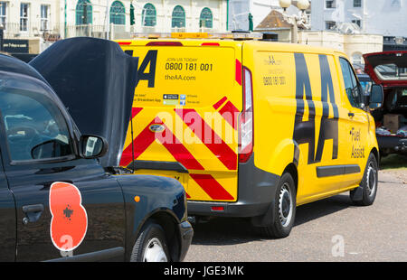 Ventilés London black cab avec bonnet et un AA van sur scène en Angleterre, Royaume-Uni. Banque D'Images