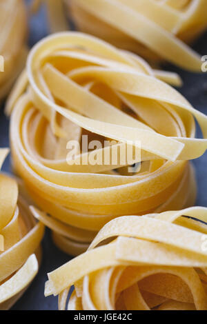 Close-up de nids de spaghettis non cuits Banque D'Images