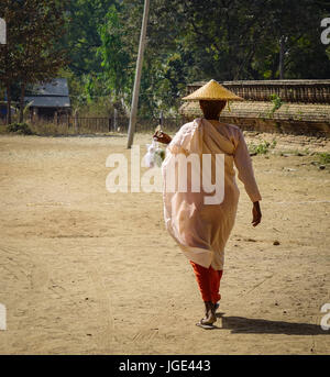 Une religieuse bouddhiste walking on rural road à Mandalay, Myanmar. Mandalay est la deuxième plus grande ville et la dernière capitale royale de Birmanie. Banque D'Images