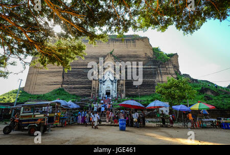 Mandalay, Myanmar - Oct 18, 2015. Personnes visitent la pagode de Mingun Pahtodawgyi à Mandalay, Myanmar,. L'Mingun Pahtodawgyi est un des fameux monume Banque D'Images