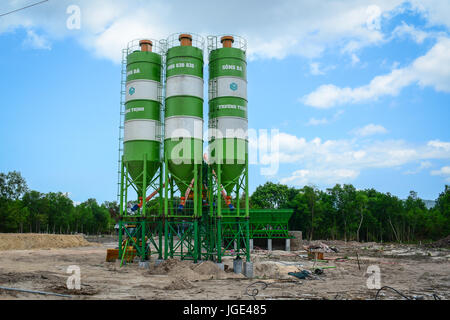 Phu Quoc, Vietnam - Mai 11, 2016. Un groupe de silos de transformation d'une usine de béton à Phu Quoc, Vietnam. Phu Quoc est une île au large de la COA Banque D'Images