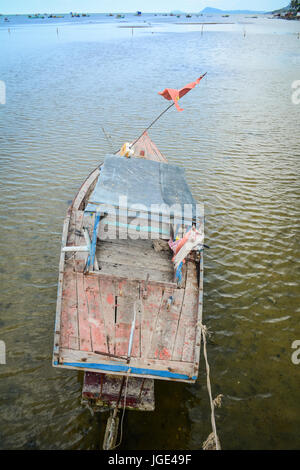 Station d'un bateau en bois sur la plage de l'île de Phu Quoc, Vietnam. Phu Quoc est une île près de la côte vietnamienne du Cambodge dans le golfe de Thaïlande. Banque D'Images