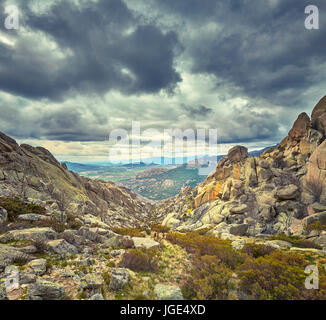 En ordre décroissant de la falaise Yelmo dans la Pedriza Parque Regional de la Cuenca Alta del Manzanares Sierra de Guadarrama. Espagne Madrid Banque D'Images