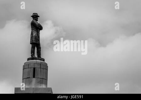 Détail de la statue du général confédéré Robert E Lee à la Nouvelle-Orléans dans une image en niveaux de gris sur un ciel nuageux with copy space Banque D'Images