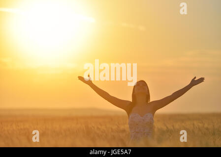 Sensation de femme libre, heureux et aimé dans un magnifique cadre naturel à sunet Banque D'Images