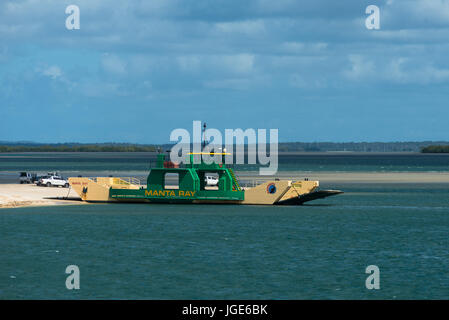 Véhicules de transport en ferry à Fraser Island à partir de l'Australie continentale. Banque D'Images