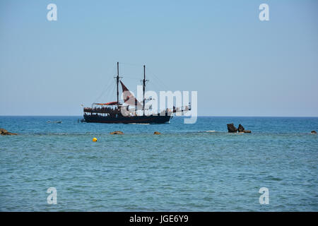 Le bateau pirate Jolly Roger croisières le long de la côte ouest de Chypre dans le port de Paphos Banque D'Images