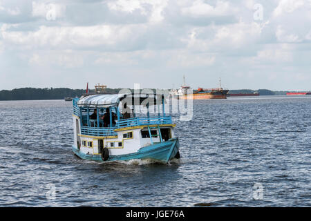 Rivière De Watu Klotok bateau servant à Kanjung Puting Parc national sur la rivière Kumai, province de Kalimantan, l'île de Bornéo Banque D'Images