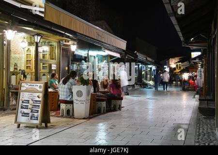 Ligne boutiques les étroites rues pavées de la bascarsija dans le quartier de Sarajevo Stari Grad et est un favori des touristes Banque D'Images