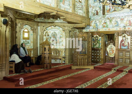 Une piscine vue sur l'église dans la région de Maramures Monastère Barsana. Banque D'Images