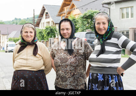 Le portrait de trois femmes dans un petit village dans la région de Maramures, Roumanie. Banque D'Images