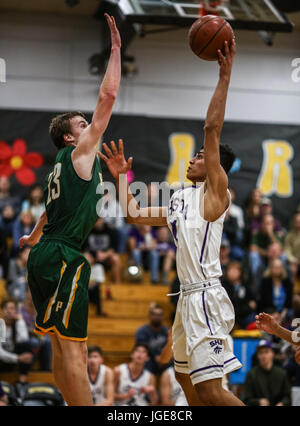 Action de basket-ball avec Placer vs Shasta High School à Redding en Californie. Banque D'Images