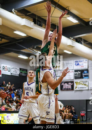 Action de basket-ball avec Placer vs Shasta High School à Redding en Californie. Banque D'Images