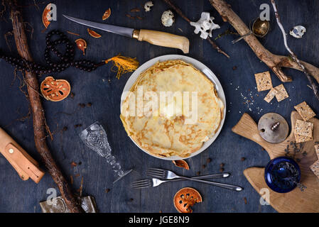 Crêpes garnies de beurre. Délicieux petit-déjeuner sur la table en bois, esprit vintage. Vue d'en haut. Banque D'Images