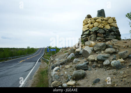 Marqueur de la frontière entre la Norvège et la Finlande au col Skiboten Valtakunnanraja, ville, au-dessus de la Finlande, de Kilpisjärvi Banque D'Images