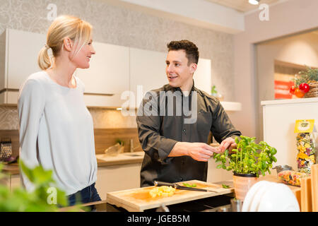 Cook donne un cours de cuisine Banque D'Images