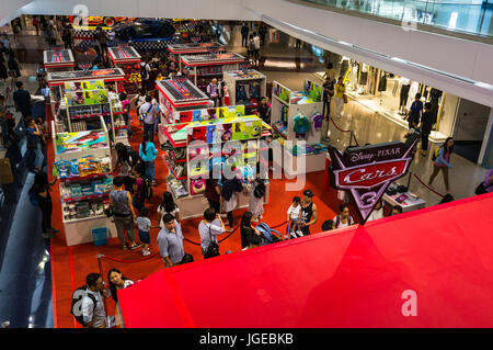 Les clients bénéficiant de l'expérience à Disney Pixar Cars (3) pop up store à un centre commercial à Hong Kong SAR, Chine Banque D'Images