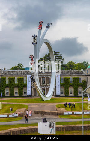 Le Bernie Ecclestone, la sculpture célébration cinq âges de Ecclestone, par Gerry Juda au Goodwood Festival of Speed 2017, Sussex, UK. Banque D'Images