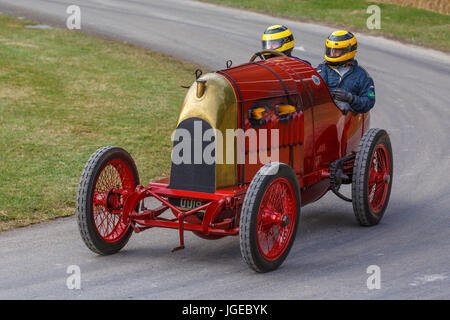 Fiat 1911 S76 GP avec chauffeur Duncan Pittaway au Goodwood Festival of Speed 2016, Sussex, UK Banque D'Images