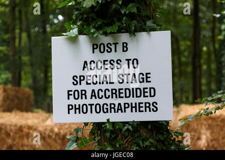 Signe d'épeautre incorrectement fixée à un arbre sur la scène du rallye forestier 2017 Goodwood Festival of Speed, Sussex, UK. Banque D'Images