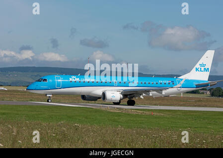 Vol régulier KLM Amsterdam arrivant à l'aéroport d'Inverness dans les Highlands écossais. Banque D'Images