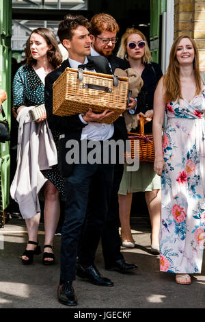 Les jeunes amateurs d'opéra arrivent à la gare de Lewes En Route Pour Glyndebourne Opera House pour une performance d'Ariadne auf Naxos, Lewes, dans le Sussex, UK Banque D'Images