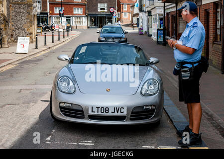 Un gardien de la circulation se prépare à émettre un billet de stationnement, High Street, Lewes, dans le Sussex, UK Banque D'Images