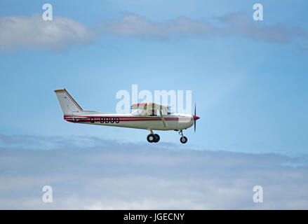 Un Cessna 150m avion léger privé travaillant à partir d'Inverness Dalcross aéroport sur un week-end battant sortie. Banque D'Images